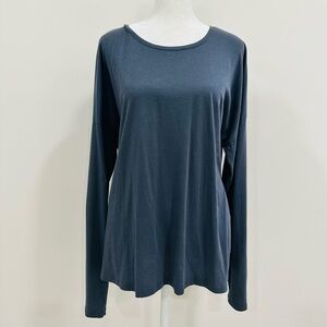 Victoria Secret Women’s Long Sleeve Top With A Beautiful  Logo On The Back Sz XL